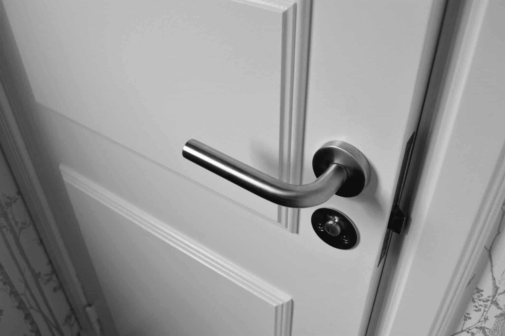 Door handle adhering to closed fist rule of design