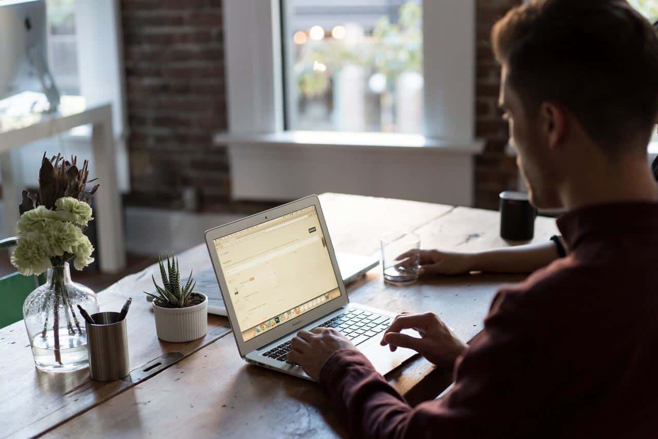 office employee using a laptop