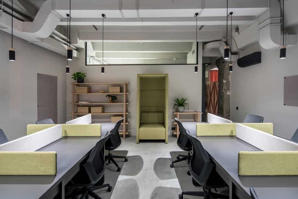 Flexible hot desking layout in office space