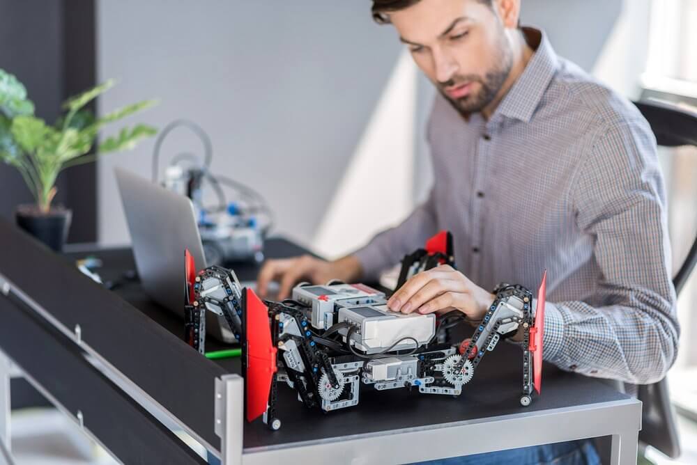 Labor and maintenance with robotics in the office Labor and maintenance with robotics in the office
