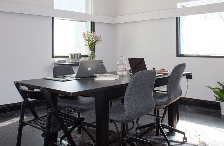 Reserve meeting rooms with booking software